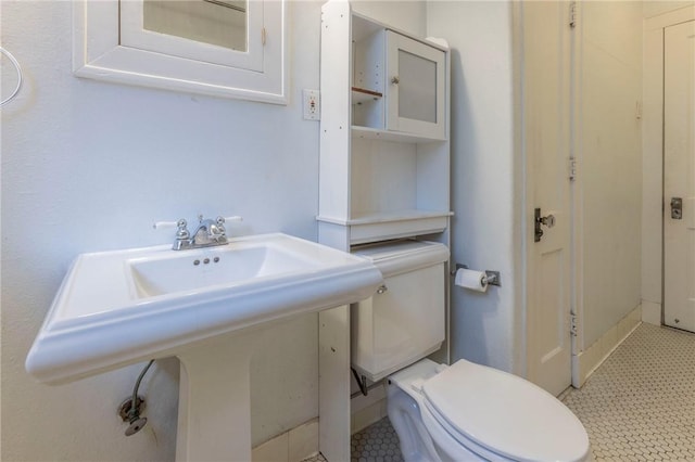 bathroom featuring toilet and sink