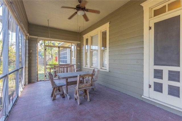 sunroom with ceiling fan