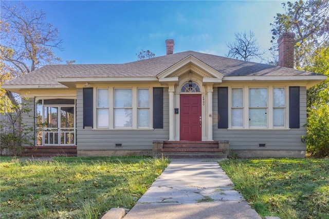 view of front of house featuring a front lawn