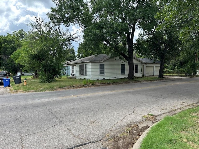 view of front of property with a front yard