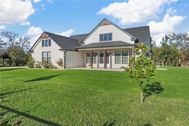 view of front of property featuring a porch and a front lawn