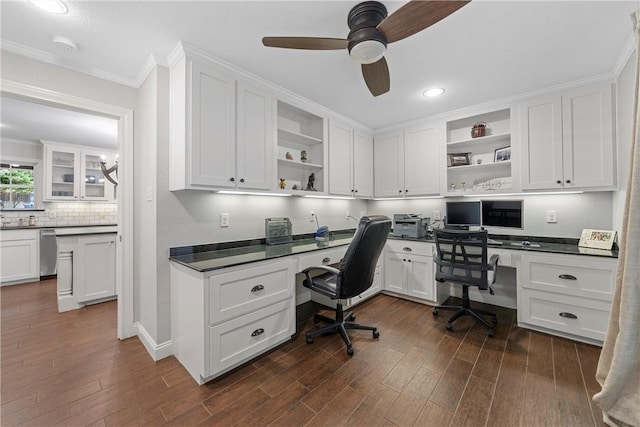 home office featuring dark wood-style flooring, built in study area, a ceiling fan, and crown molding