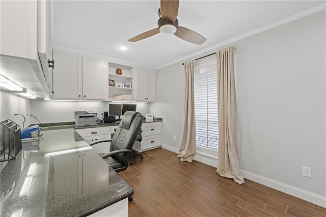 office area with dark wood-style floors, recessed lighting, ornamental molding, a ceiling fan, and baseboards