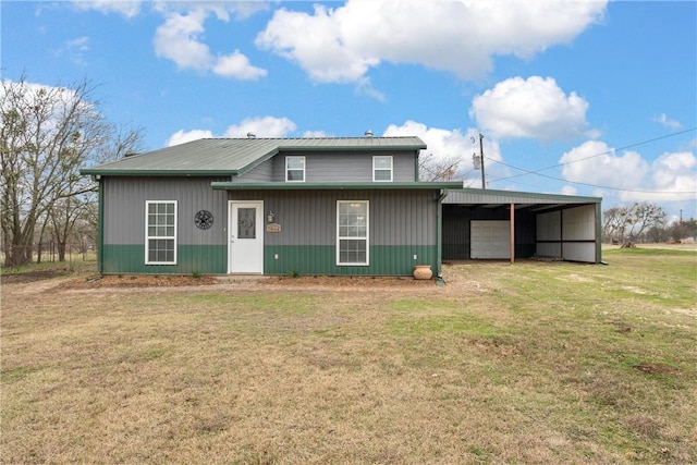 view of front of home with driveway, a front lawn, and a carport