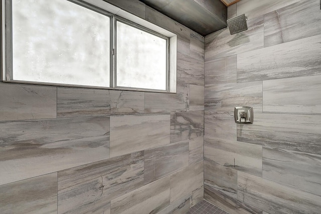 bathroom featuring a tile shower