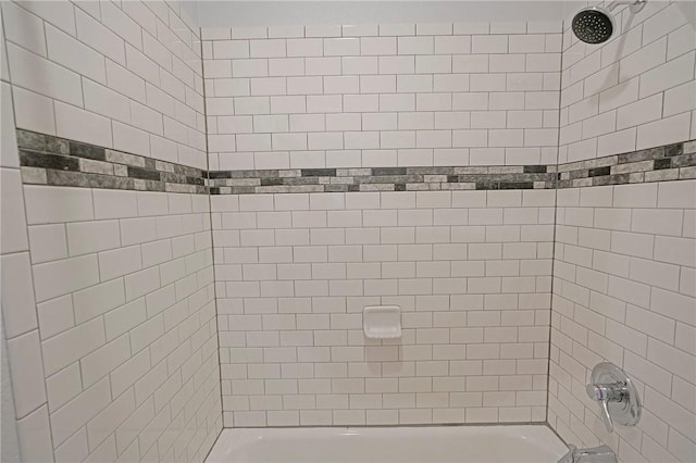 bathroom with tiled shower / bath