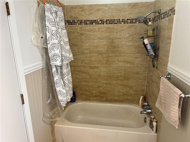 bathroom with shower / tub combo