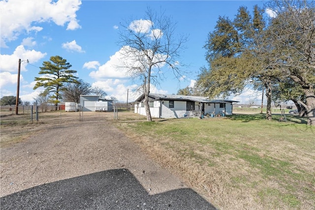 view of front of home featuring a front yard