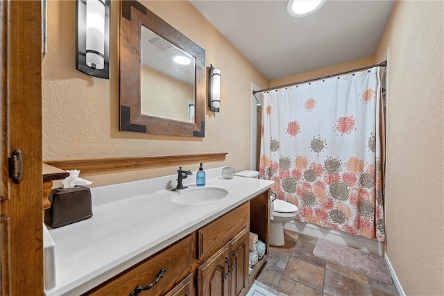 bathroom featuring a shower with curtain, vanity, and toilet