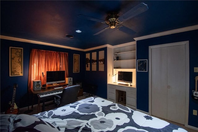 bedroom featuring ceiling fan, visible vents, crown molding, and built in study area