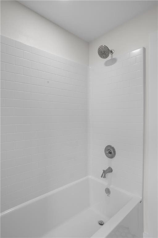 bathroom featuring tiled shower / bath combo