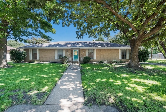 ranch-style home featuring a front lawn