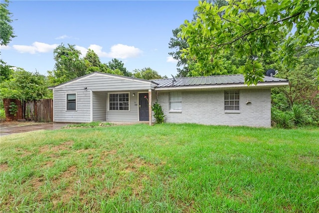 ranch-style house featuring a front lawn