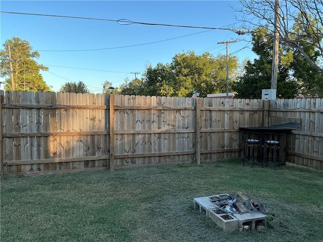 view of yard featuring an outdoor fire pit