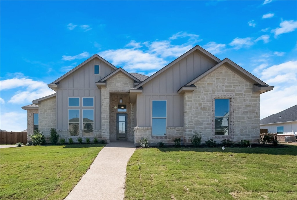 view of front of home featuring a front yard