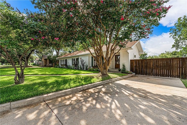 ranch-style house featuring a front yard