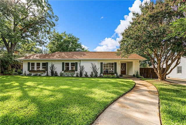 ranch-style home featuring a front lawn