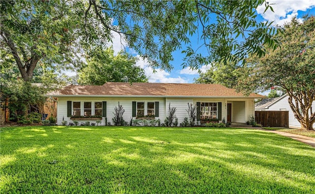 ranch-style home featuring a front lawn