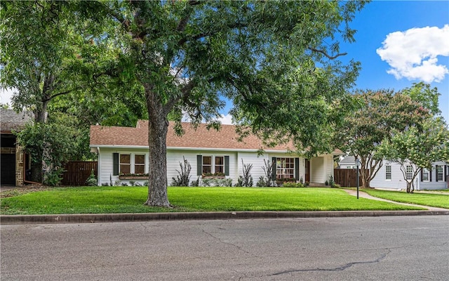 ranch-style home featuring a front lawn