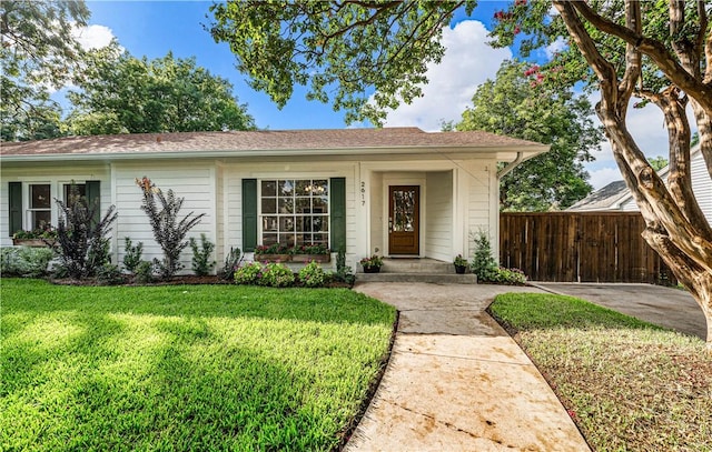 view of front of home featuring a front lawn