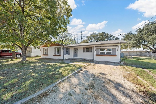 ranch-style house featuring a front yard