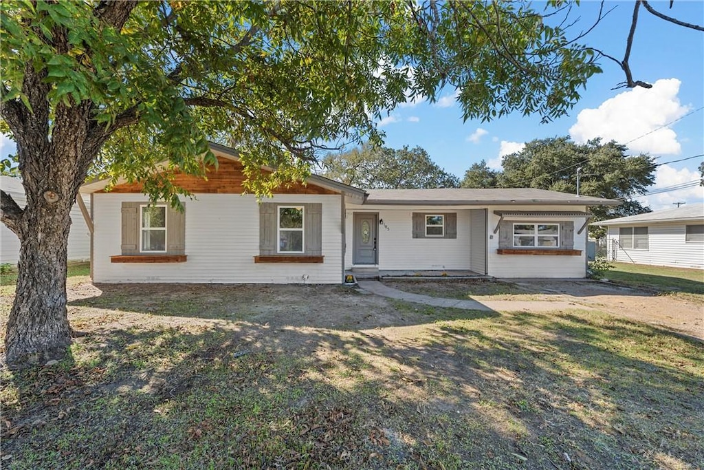 ranch-style home with a front yard