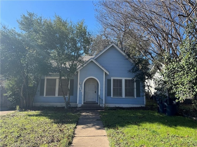 bungalow-style house featuring a front lawn