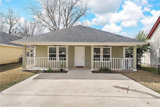 bungalow-style house featuring ceiling fan, a porch, and a front yard