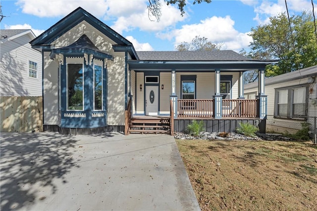 view of front of house featuring covered porch and a front yard