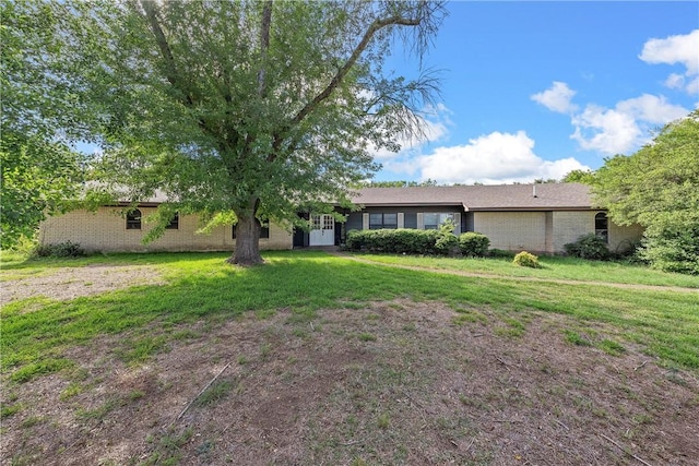 single story home featuring a front lawn