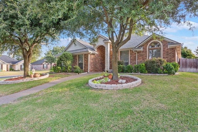 view of front of house featuring a front lawn