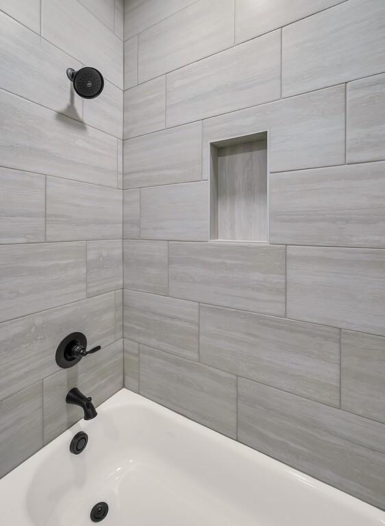 bathroom featuring tiled shower / bath combo