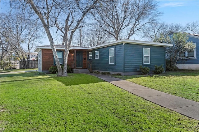 view of front facade featuring a front lawn