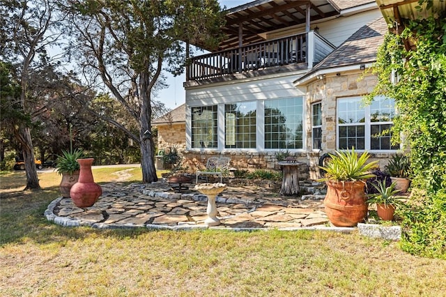 view of yard featuring a balcony