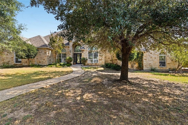 view of front of home featuring a front lawn