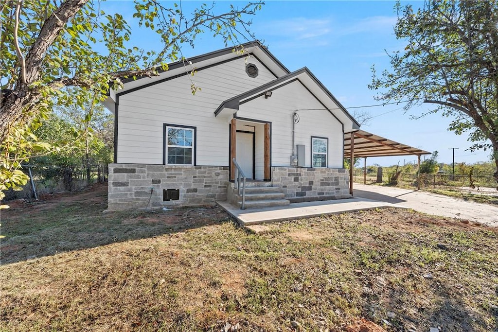 view of front of home featuring a front yard and a carport