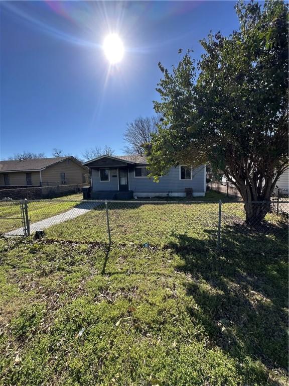 view of front of home featuring a front lawn and fence