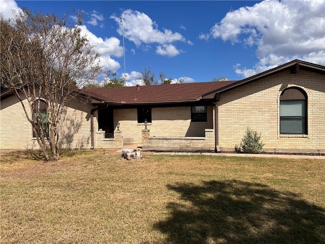 view of front of house featuring a front yard