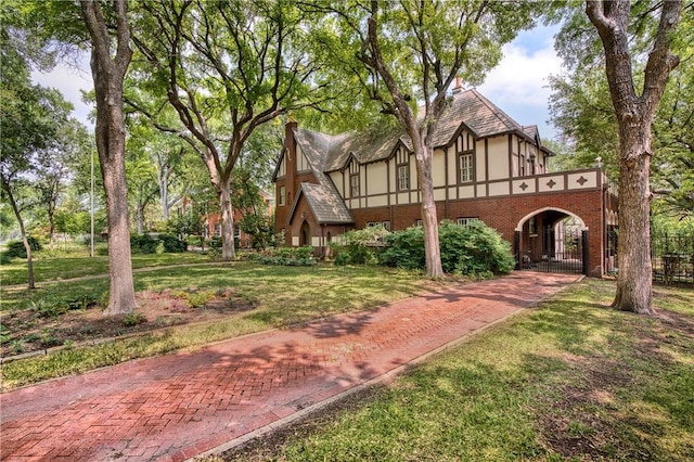 view of front facade featuring a front lawn