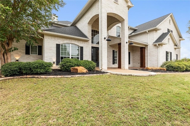 view of front facade featuring a front yard