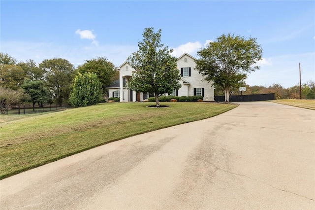 view of front of house featuring a front lawn