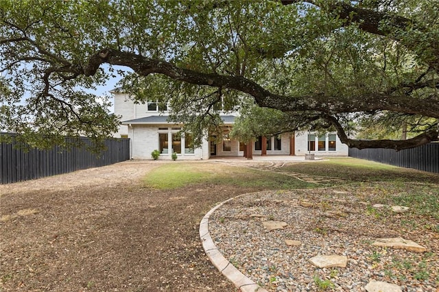 view of yard featuring a patio