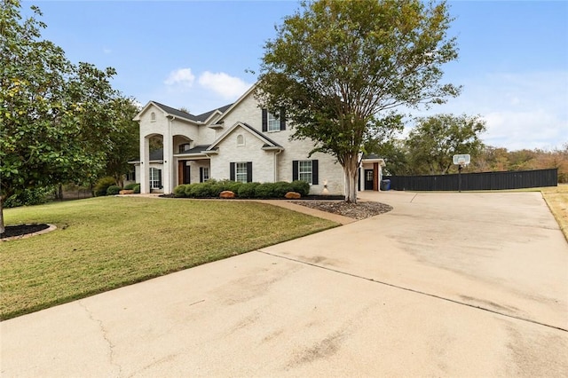 view of front of house featuring a front lawn