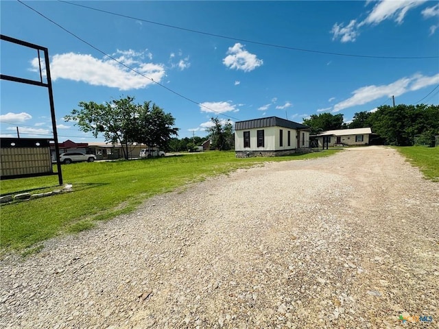 view of front of property featuring a front lawn