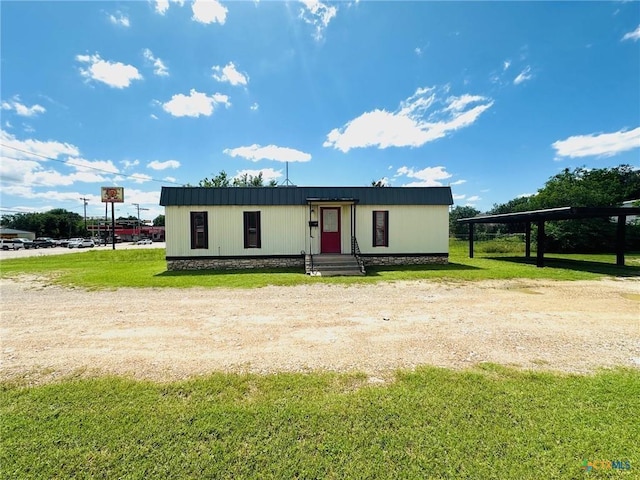 view of front of home featuring a front yard and a carport