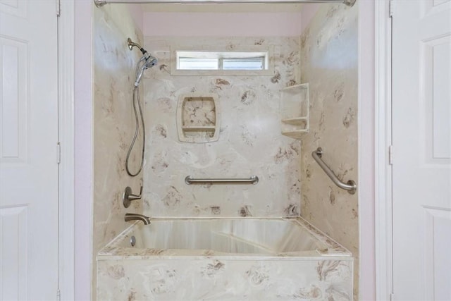 bathroom featuring tiled shower / bath combo