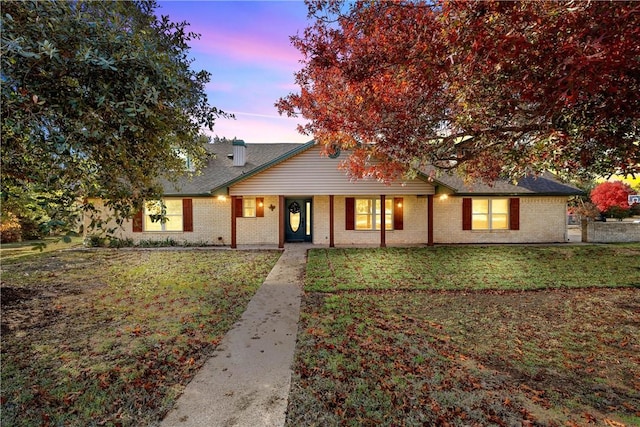 view of front of property with a lawn