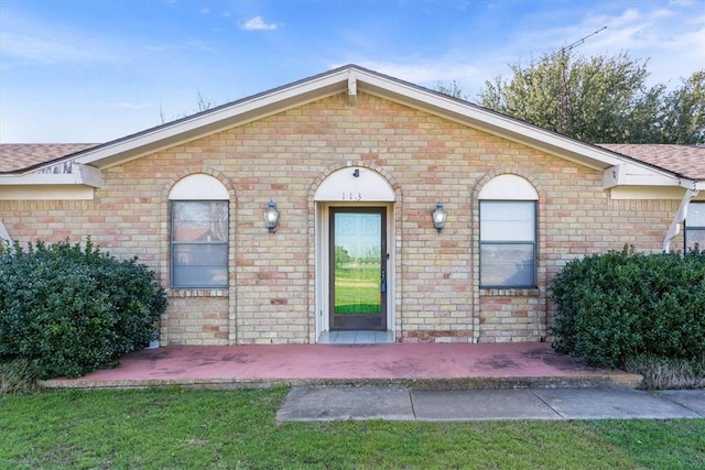 view of front facade featuring a front yard