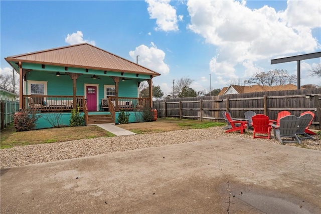 exterior space with a patio, covered porch, and ceiling fan