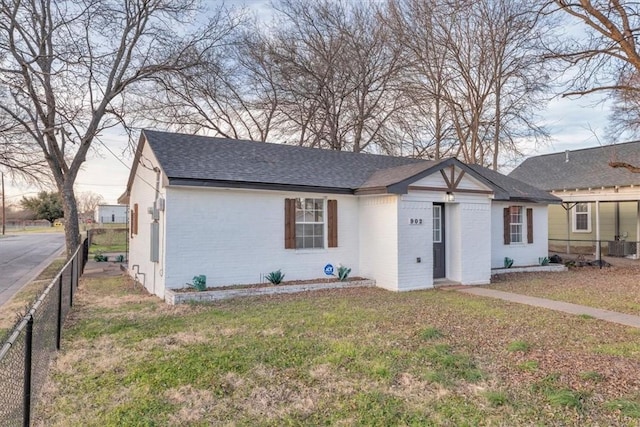 ranch-style home featuring a front lawn